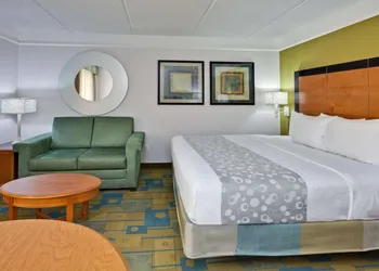 La Quinta Inn & Suites by Wyndham Ft. Lauderdale Airport hotel thumbnail 4