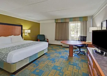 La Quinta Inn & Suites by Wyndham Ft. Lauderdale Airport hotel thumbnail 7