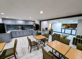 La Quinta Inn & Suites by Wyndham Chicago Willowbrook hotel thumbnail 2