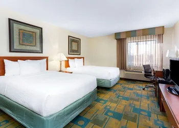 La Quinta Inn & Suites by Wyndham Chicago Willowbrook hotel thumbnail 3