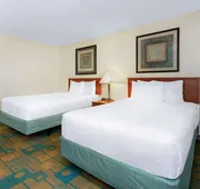 La Quinta Inn & Suites by Wyndham Chicago Willowbrook hotel detail image 4