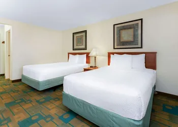 La Quinta Inn & Suites by Wyndham Chicago Willowbrook hotel thumbnail 4