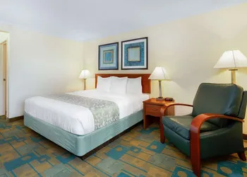 La Quinta Inn & Suites by Wyndham Chicago Willowbrook hotel thumbnail 6