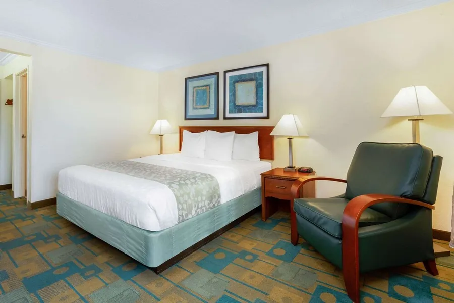 La Quinta Inn & Suites by Wyndham Chicago Willowbrook hotel detail image 6