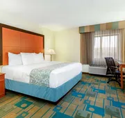 La Quinta Inn & Suites by Wyndham Chicago Willowbrook hotel detail image 7