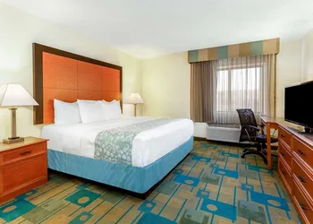 La Quinta Inn & Suites by Wyndham Chicago Willowbrook hotel thumbnail 7