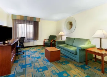 La Quinta Inn & Suites by Wyndham Chicago Willowbrook hotel thumbnail 8