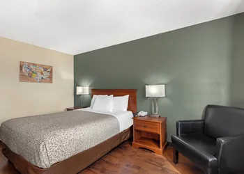 Econo Lodge Longmont East hotel thumbnail 5