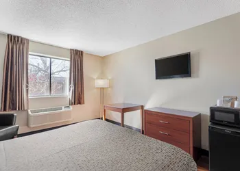 Econo Lodge Longmont East hotel thumbnail 7