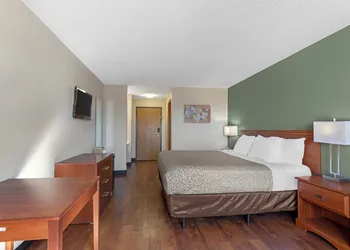 Econo Lodge Longmont East hotel thumbnail 8