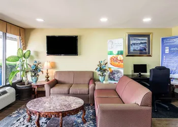Quality Inn Paris hotel thumbnail 3