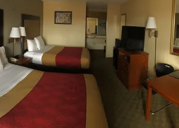 Econo Lodge Hillsboro I-35 hotel thumbnail 4