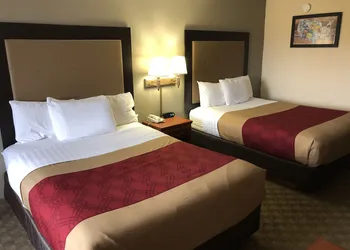 Econo Lodge Hillsboro I-35 hotel thumbnail 6