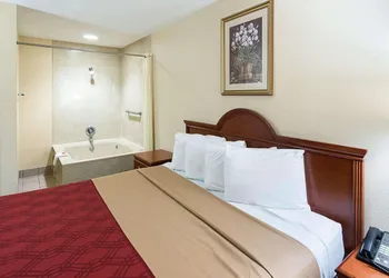 Econo Lodge Hillsboro I-35 hotel thumbnail 7