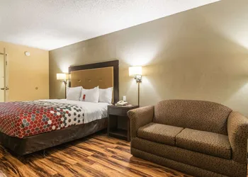 Econo Lodge Hillsboro I-35 hotel thumbnail 8