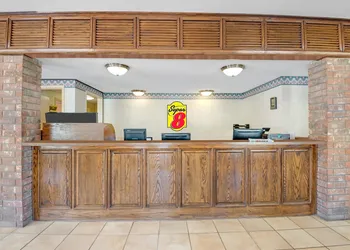 Super 8 by Wyndham Universal City hotel thumbnail 2