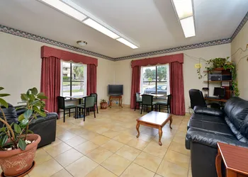 Super 8 by Wyndham Universal City hotel thumbnail 8