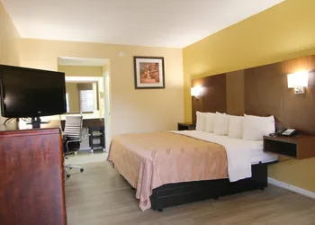 Quality Inn & Suites Franklin hotel thumbnail 5