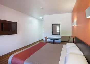 Motel 6 Bedford, TX - Fort Worth hotel thumbnail 8