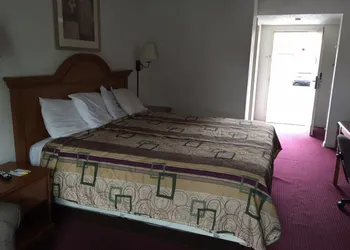 Econo Lodge Franklin hotel thumbnail 3