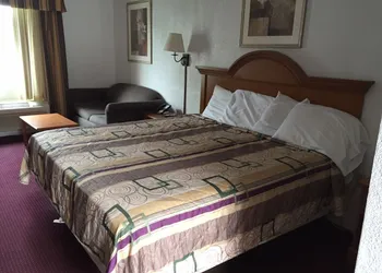 Econo Lodge Franklin hotel thumbnail 5