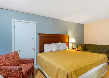 Rodeway Inn Colonial Heights I-95 hotel thumbnail 5