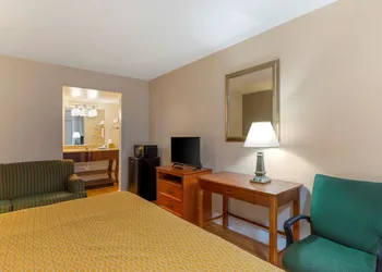 Rodeway Inn Colonial Heights I-95 hotel thumbnail 6