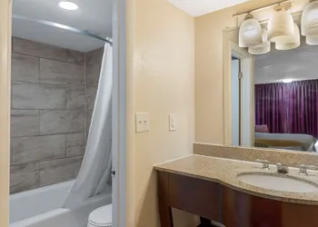 Rodeway Inn Colonial Heights I-95 hotel thumbnail 8