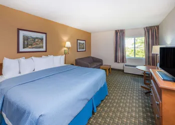 Days Inn by Wyndham Kirksville hotel thumbnail 5