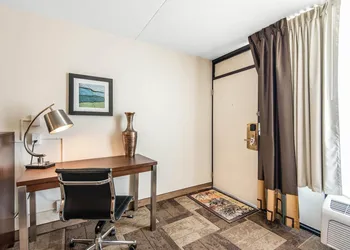 Econo Lodge Oak Grove-Blue Springs hotel thumbnail 8