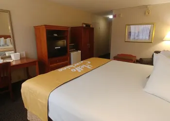 Days Inn by Wyndham Sidney OH hotel thumbnail 4