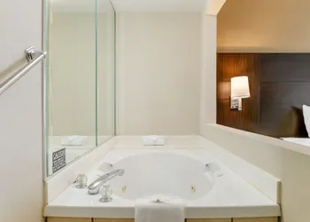 Quality Inn & Suites Monroe hotel thumbnail 5