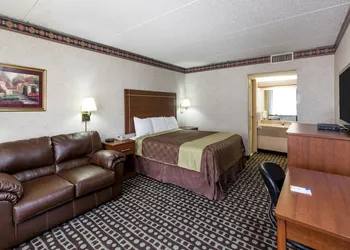 Days Inn by Wyndham Midland hotel thumbnail 2