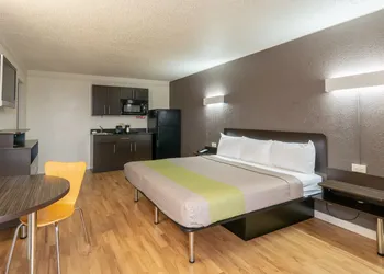 Studio 6 Fort Worth, TX - West Medical Center hotel thumbnail 6