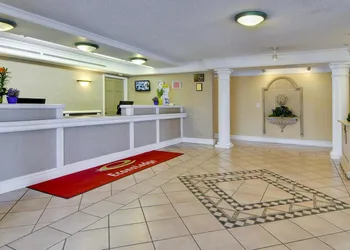 Econo Lodge Kalamazoo near Wings Stadium hotel thumbnail 4