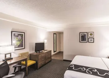 La Quinta Inn & Suites by Wyndham Flagstaff hotel thumbnail 5