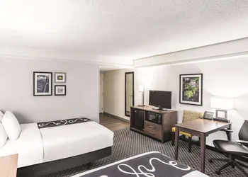 La Quinta Inn & Suites by Wyndham Flagstaff hotel thumbnail 6