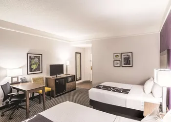 La Quinta Inn & Suites by Wyndham Flagstaff hotel thumbnail 7