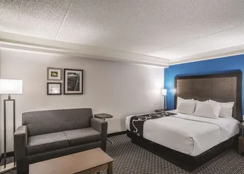 La Quinta Inn & Suites by Wyndham Phoenix Chandler hotel thumbnail 6