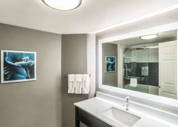 La Quinta Inn & Suites by Wyndham Phoenix Chandler hotel thumbnail 7