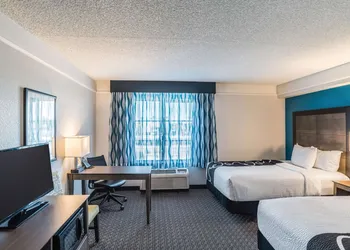 La Quinta Inn & Suites by Wyndham Phoenix Chandler hotel thumbnail 8