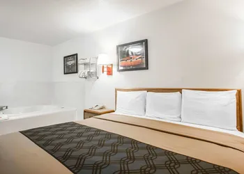 Econo Lodge Truman Inn hotel thumbnail 7
