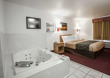 Econo Lodge Truman Inn hotel thumbnail 8