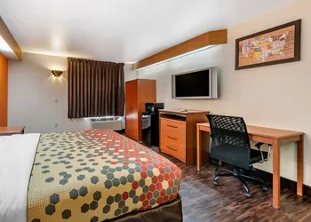 Econo Lodge North Academy hotel thumbnail 7