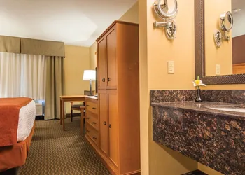 Best Western Plus Deer Park Hotel & Suites hotel thumbnail 5