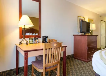 Quality Inn Fairmont hotel thumbnail 6