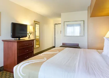 Quality Inn Fairmont hotel thumbnail 8