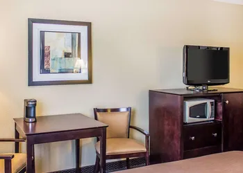 Quality Inn & Suites Sturgeon Bay hotel thumbnail 8
