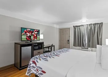 Red Roof Inn Ardmore hotel thumbnail 5