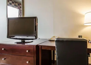 Quality Suites Jeffersonville - Louisville North hotel thumbnail 7